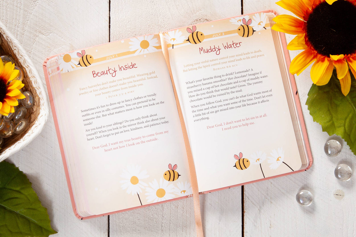 Daily Strength for Girls (Daily Devotional)