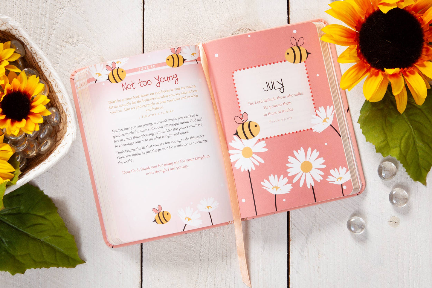 Daily Strength for Girls (Daily Devotional)